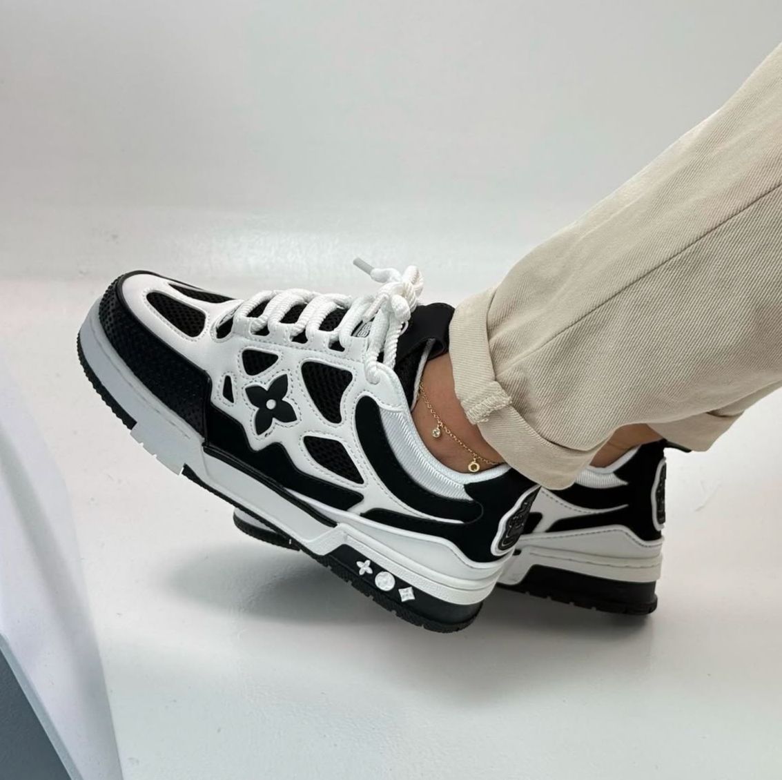 Louis Vuitton Trainer Black & White